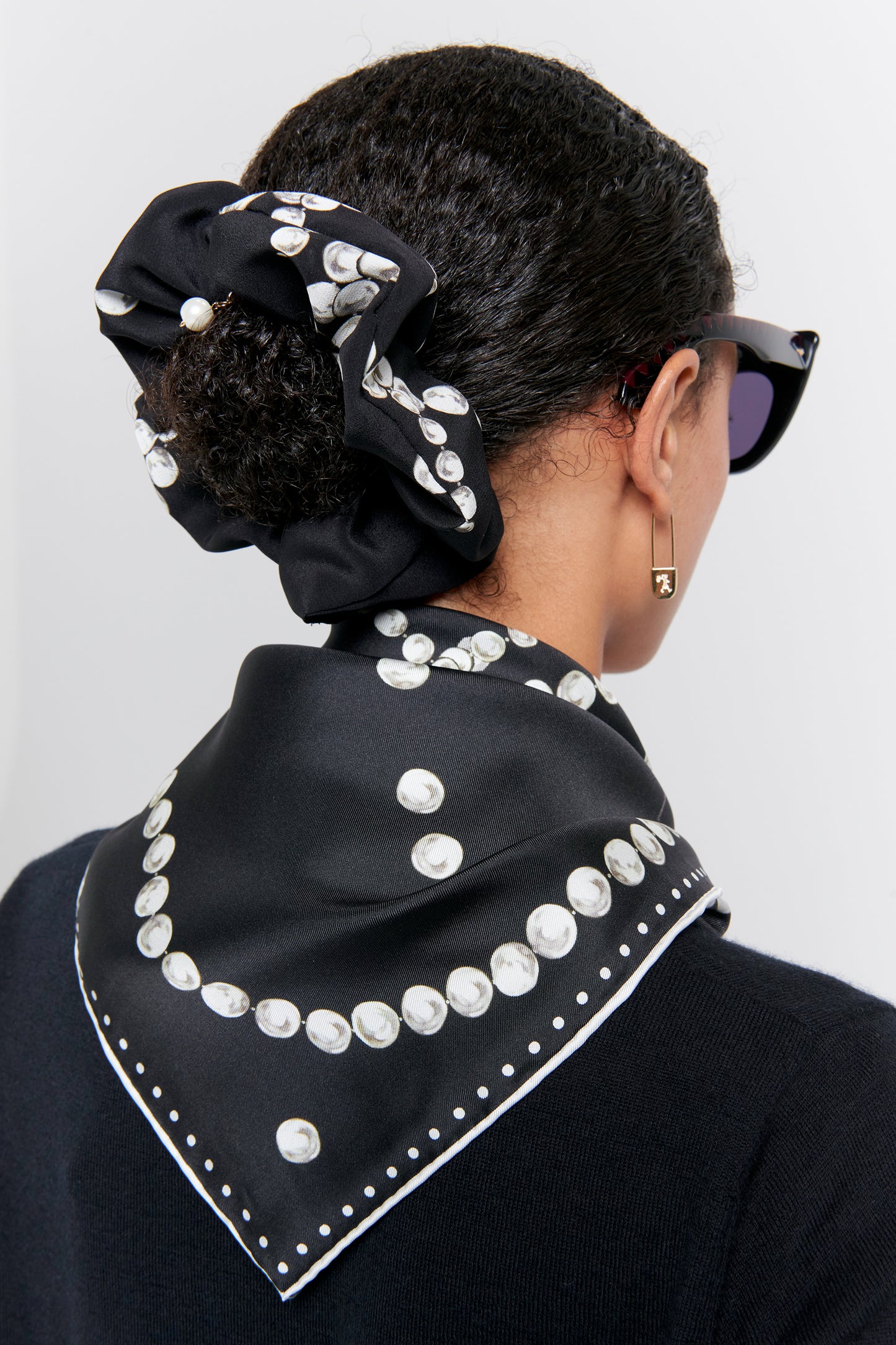Runaway Pearls Scrunchie Black
