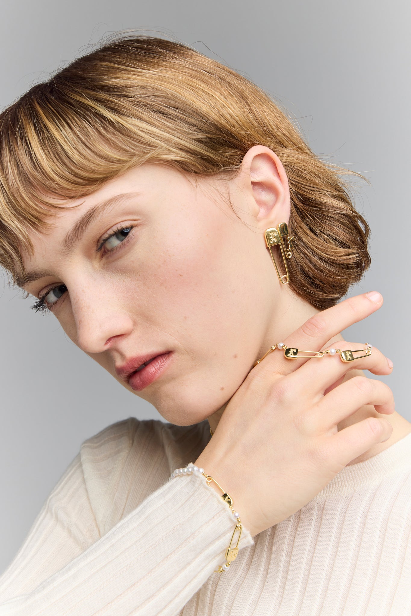 Runaway Safety Pin & Pearls Bracelet with Freshwater Pearls Gold