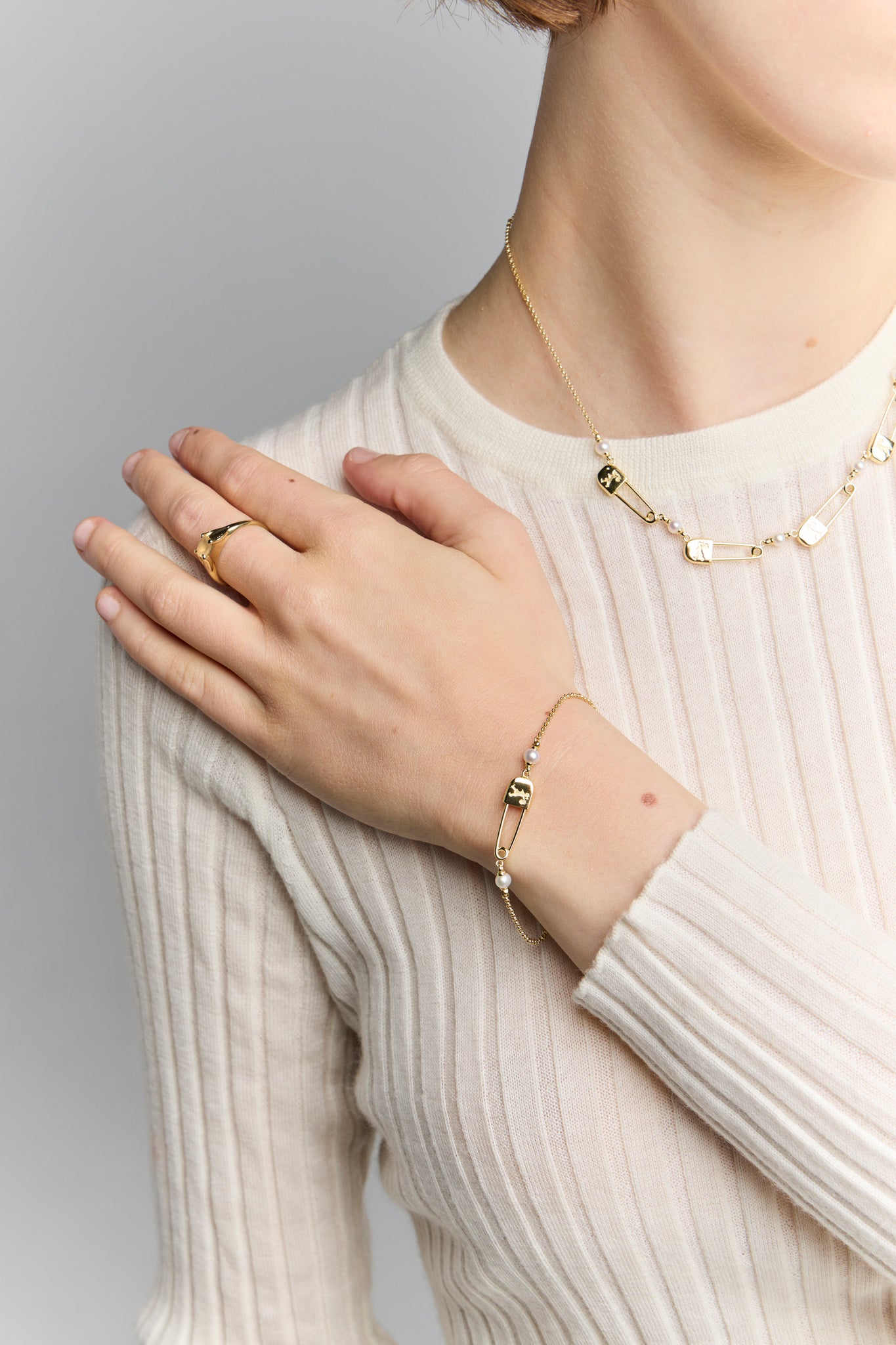 Runaway Safety Pin Bracelet with 2 x 4mm Freshwater Pearls Gold