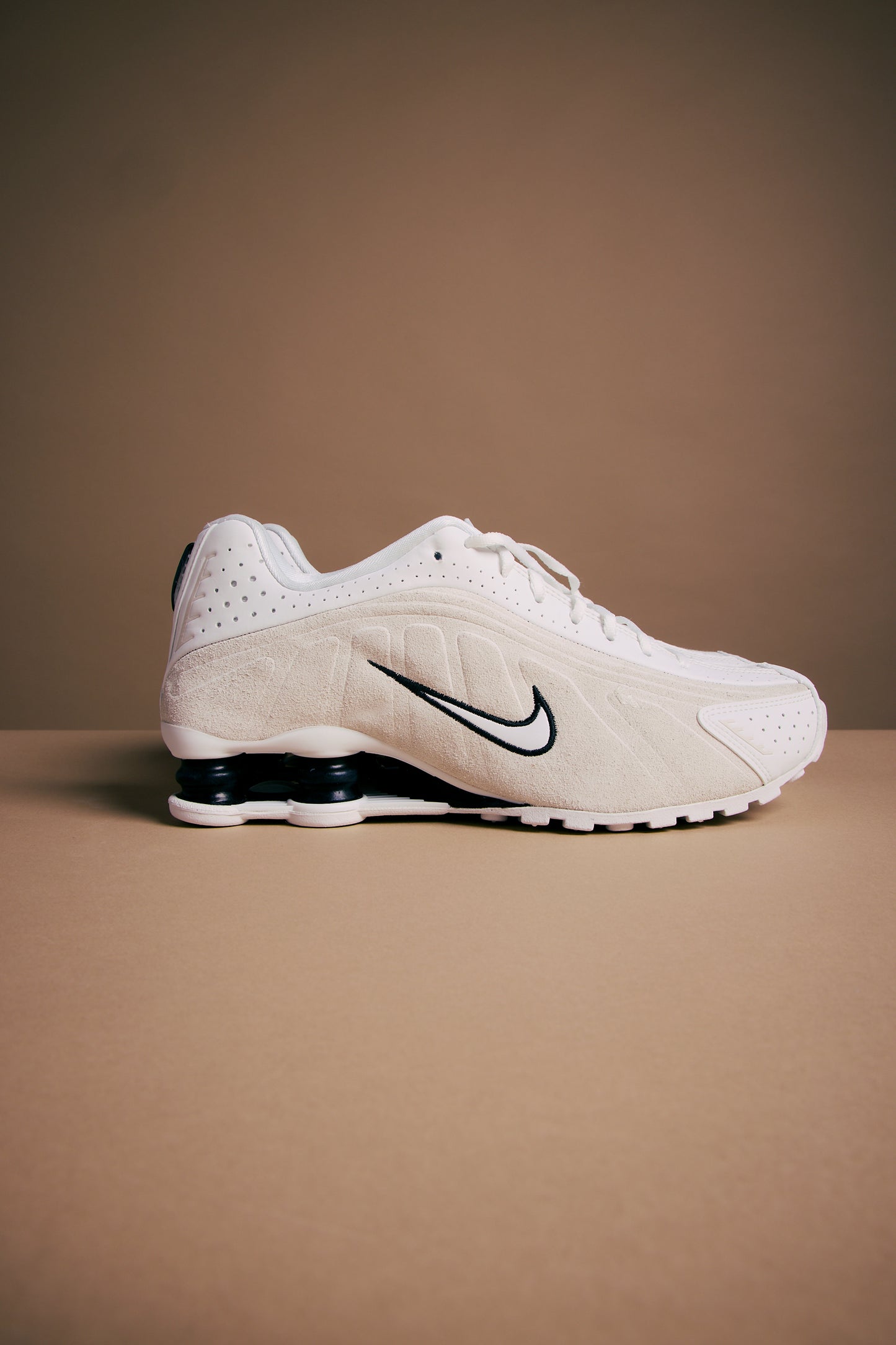 Shox R4 Shoes Summit White/Black/Orewood Brown