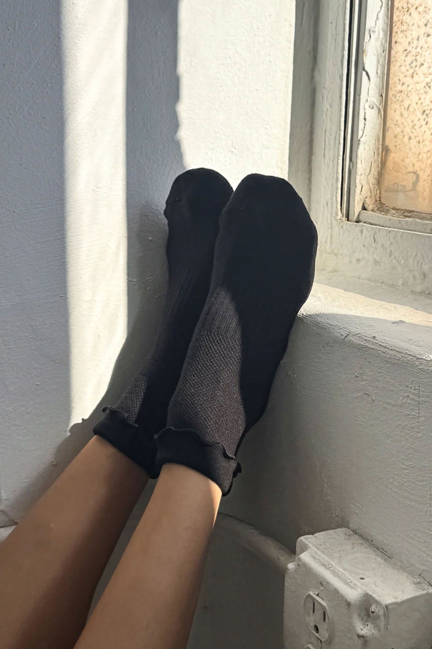 Ruffle Hugger Crew Socks Black/Black