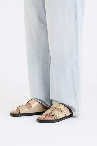 Arizona Droplet Buckle High Shine Regular Fit New Beige