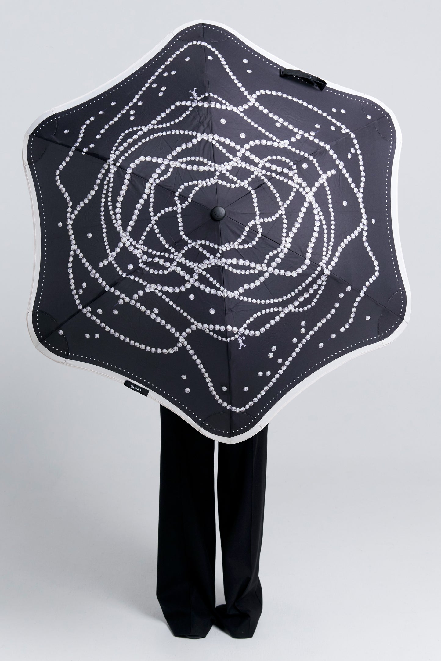 Metro Runaway Pearls Umbrella Black