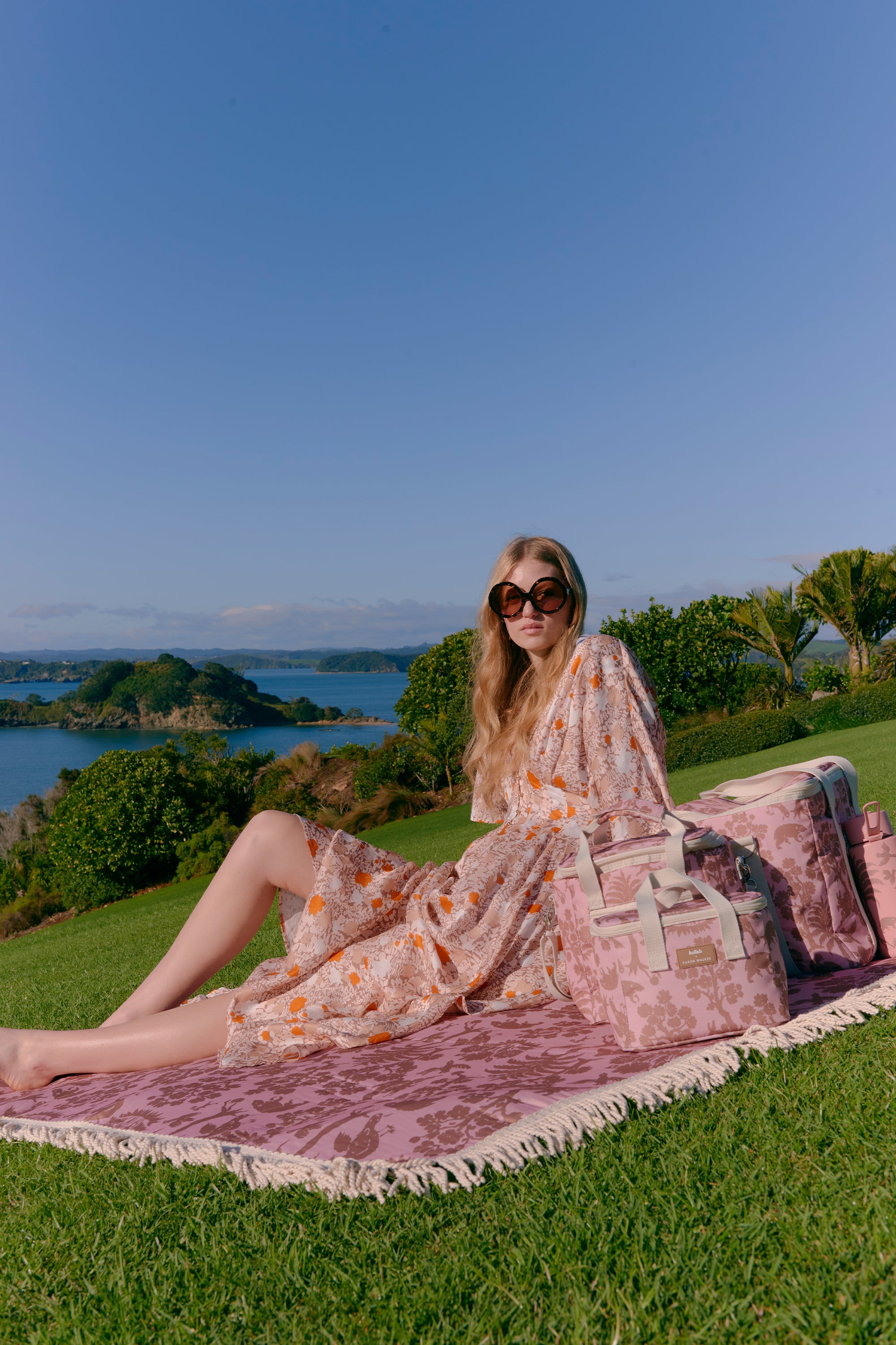 Karen Tual La Fete Dans La Cour リトグラフ Kollab – Karen Walker