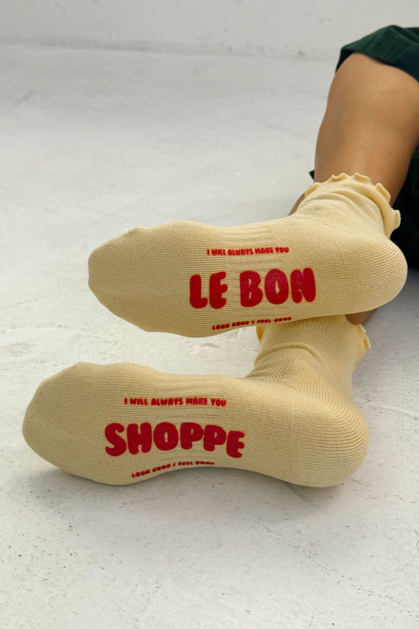 Ruffle Hugger Crew Socks Banana Cream/Red