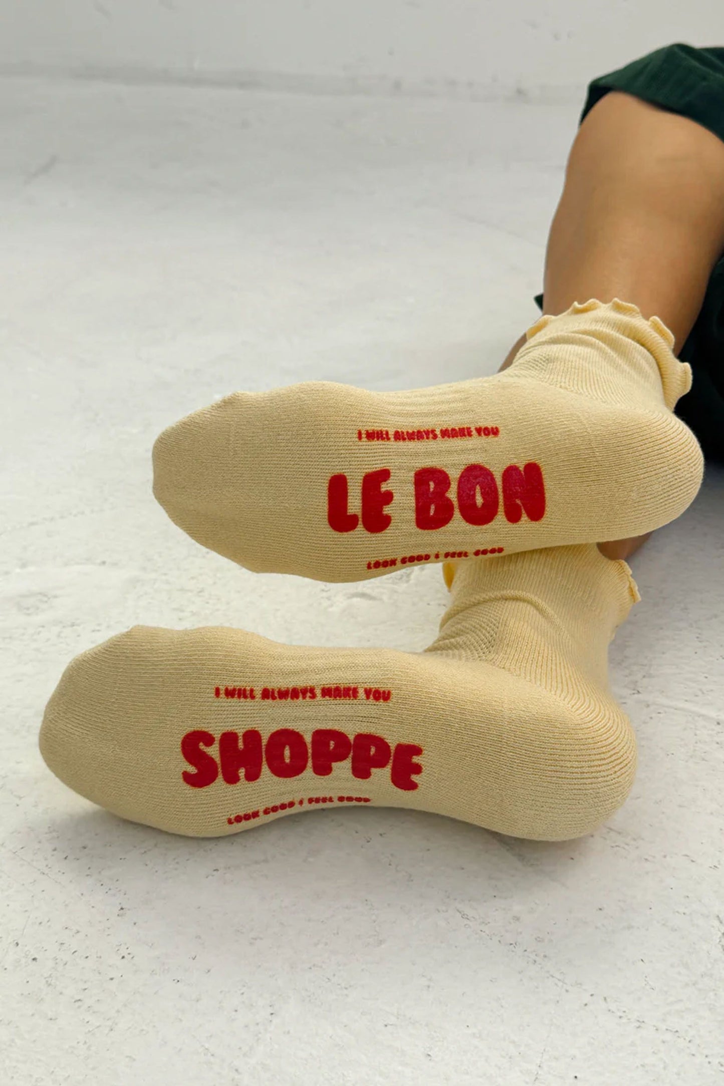 Ruffle Hugger Crew Socks Banana Cream/Red