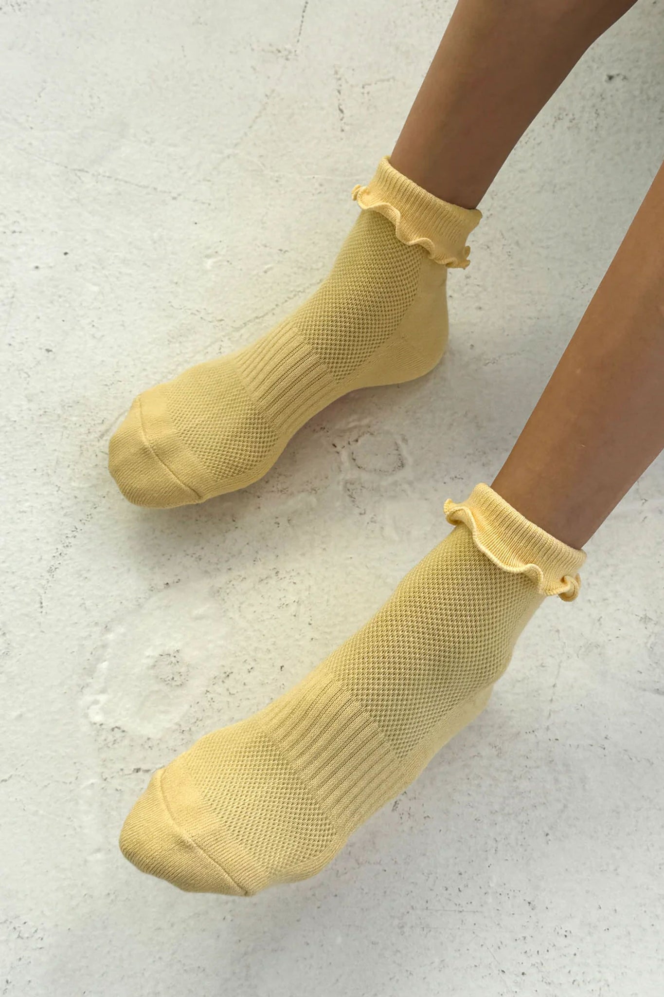 Ruffle Hugger Crew Socks Banana Cream/Red