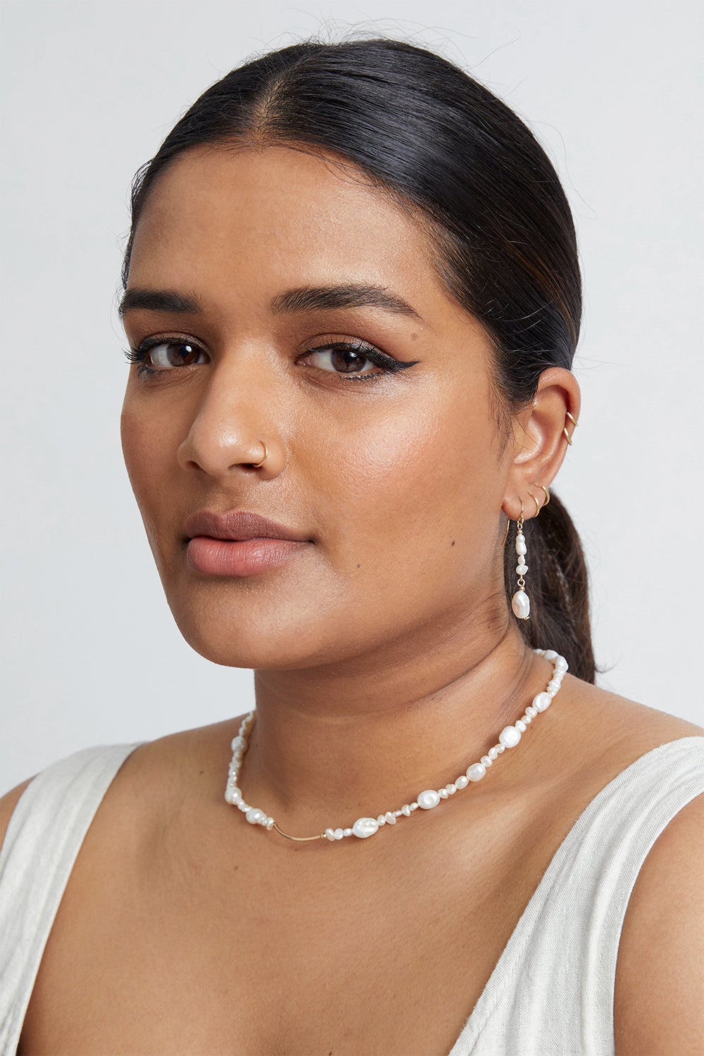 Vania Scattered Pearl Short Earring